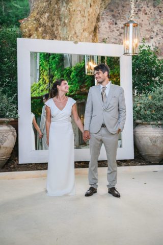 Le couple pose amoureusement sur la terrasse en pierre de la Bastide des Adrets.