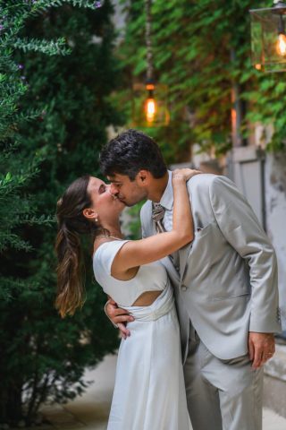 Le marié bascule tendrement la mariée pour un baiser romantique en pleine nature