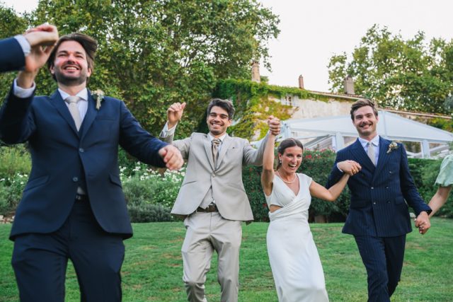 Le marié et ses amis célèbrent joyeusement le mariage à la Bastide des Adrets.