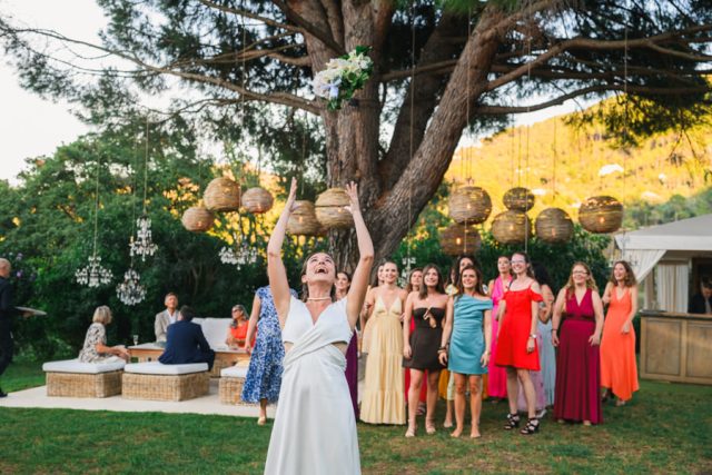 lancée de bouquet de la marié dans les jardins de la Bastide des Adrets