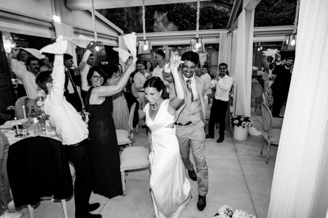 Les invités dansent et font la fête en levant les bras (Noir et Blanc).