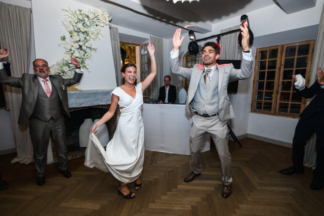 Le marié fait le show sur la piste de danse devant ses amis lors de la soirée de mariage.