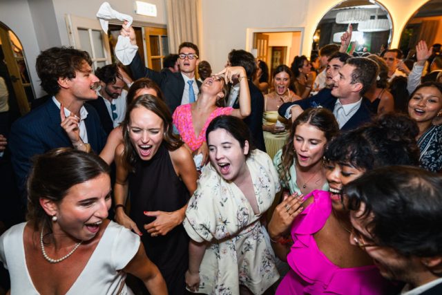 Énergie débordante et rires des invités lors de la soirée de mariage à la Bastide des Adrets