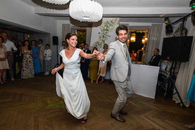 Ouverture du bal par les jeunes mariés sur la piste de danse de la réception.
