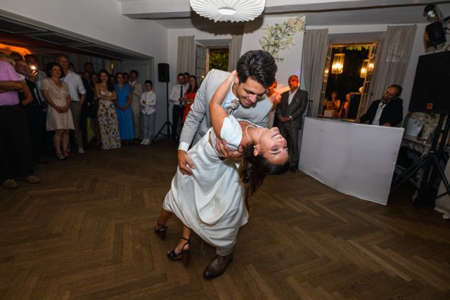 Le marié fait basculer la mariée dans un mouvement romantique lors de l'ouverture de bal.