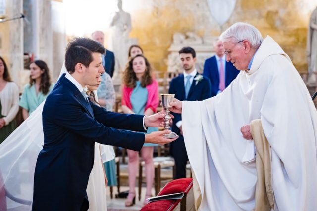 Le prêtre bénit les jeunes mariés lors de leur union au cœur d'Aix-en-Provence.