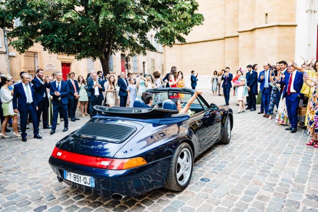 Les mariés quittent le centre-ville d'Aix à bord d'une Porsche cabriolet de collection.
