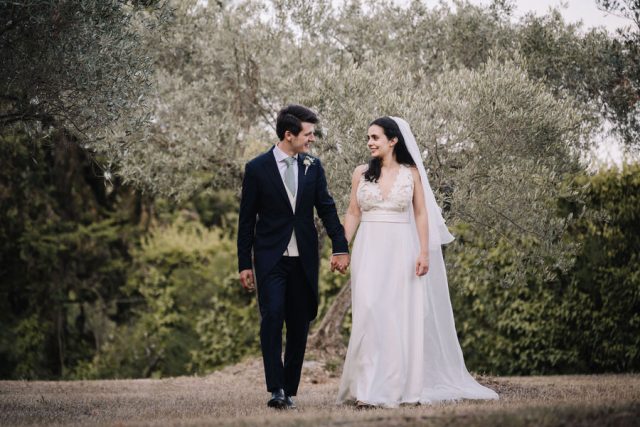 Séance photo de couple romantique dans la nature immortalisée par Gilles Perbal.