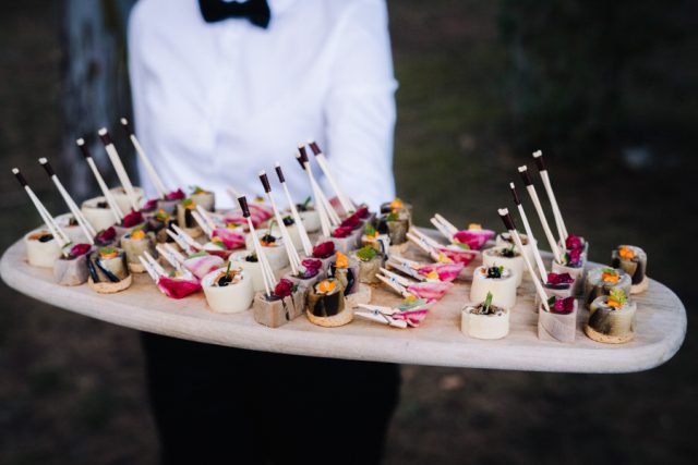 Plateau de canapés gastronomiques et verrines servis lors du vin d'honneur du mariage, réalisé par Roland Paix traiteur