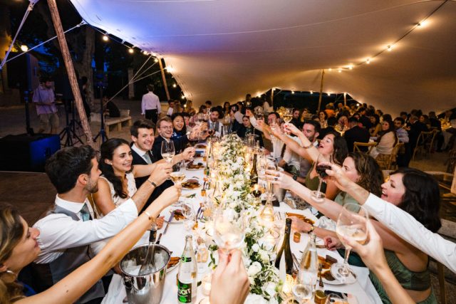 Dîner magique sous les étoiles avec les invités brandissant des cierges magiques en Provence.