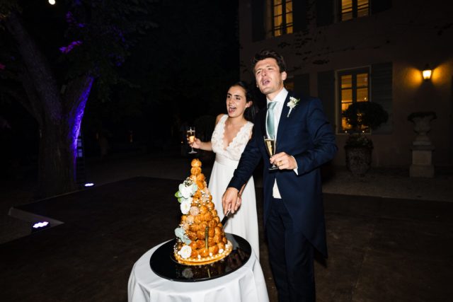 Le couple rit aux éclats lors de la découpe de leur impressionnante pyramide de choux.