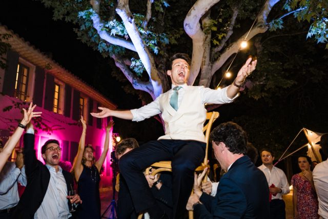 Le marié est porté en triomphe sur les épaules de ses amis lors de la fête dans les Bouches-du-Rhône