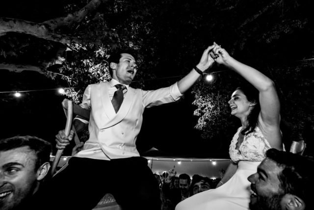 Le couple s'amuse et danse au milieu de l'effervescence de leurs invités pour clôturer la soirée.