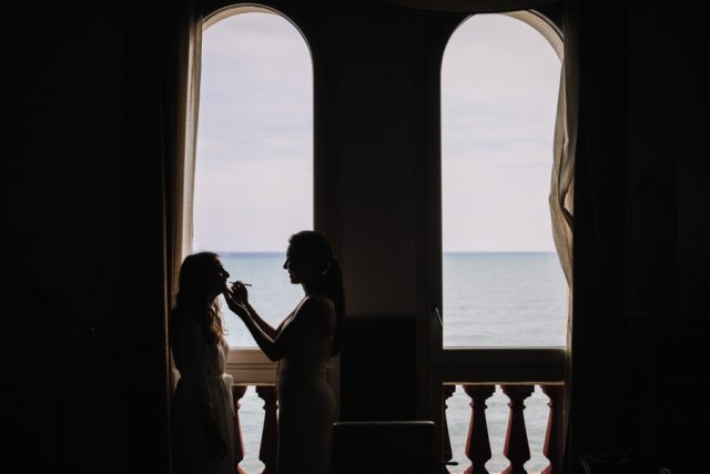 Silhouette de la mariée en contre-jour sur la terrasse face à la Méditerranée, photographiés par Gilles Perbal.