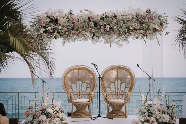 Magnifique Houppa décorée de fleurs pampas installée face à la mer à la Villa Beach.