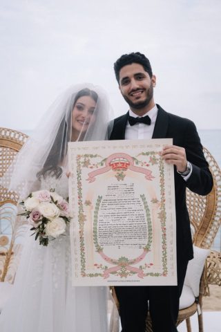 Le marié présente la Ketouba, le contrat de mariage juif richement décoré, à l'assemblée.