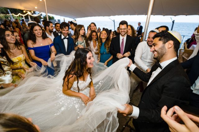 La mariée fait virevolter l'immense jupe de sa robe sur la piste de danse de la Villa Beach.