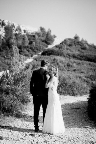 Les mariés de dos admirant le paysage provençal, capturés en noir et blanc par Gilles Perbal.