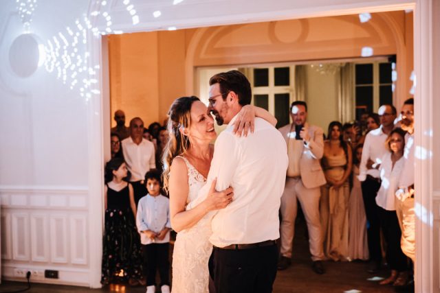 Ouverture du bal romantique par les jeunes mariés sous les regards admiratifs des invités.