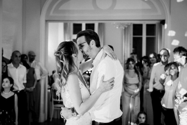 Le couple danse tendrement au centre de la piste, photographie en noir et blanc de Gilles Perbal.
