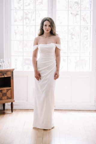 Portrait en pied de la mariée dans sa robe blanche lors de ses préparatifs en Provence.