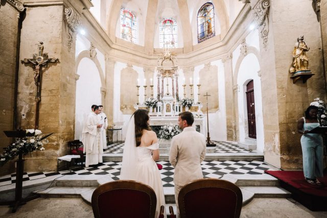 L'assemblée et les mariés devant l'autel dans la belle église de Grans