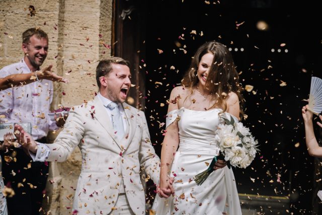 Sortie de l'église joyeuse sous une pluie de confettis pour les mariés à Grans.