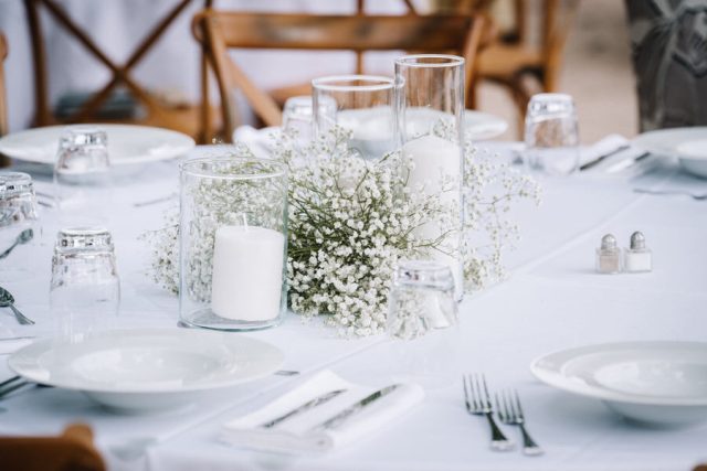 Centre de table floral délicat de gypsophile blanc pour le dîner de mariage en Provence.