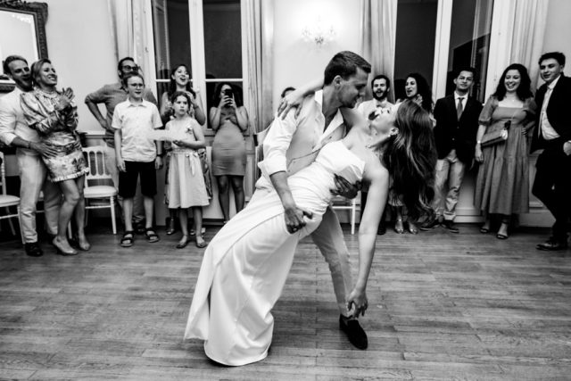 Ouverture du bal par les mariés au centre de la piste de danse en Provence.