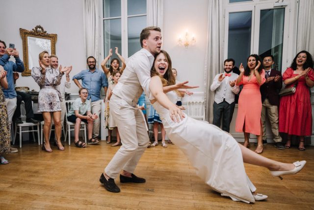 Le marié fait basculer la mariée avec élégance lors de leur première danse romantique.