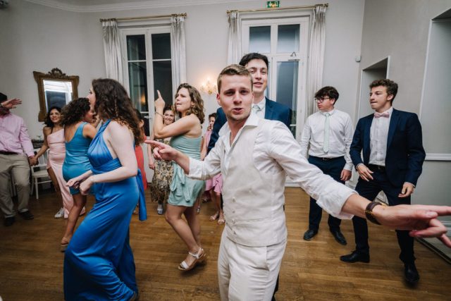 Les invités s'amusent et dansent sur la piste lors de la soirée de mariage.