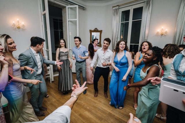 Ambiance survoltée et festive pendant la soirée de réception au château dans le 13.