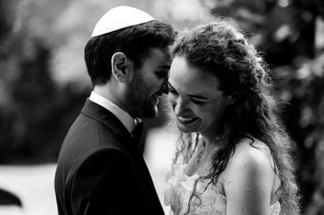 Portrait très complice et souriant de Noémie et Florian capturé en noir et blanc par Gilles Perbal.
