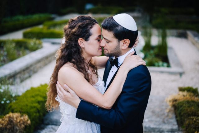 Tendre baiser du couple lors de leur séance photo de mariage sur la Côte d'Azur.