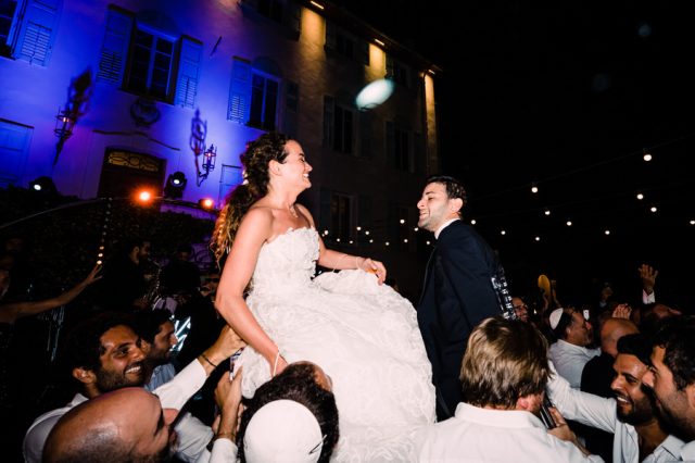 La mariée portée en triomphe sur une chaise lors de la traditionnelle danse de la Horah à la Bastide du Roy.