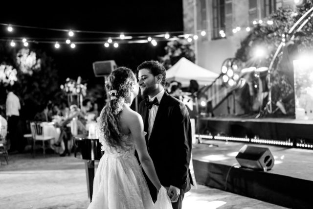 Les mariés dansent et font la fête entourés de leurs proches sur la piste de danse (Noir et blanc).