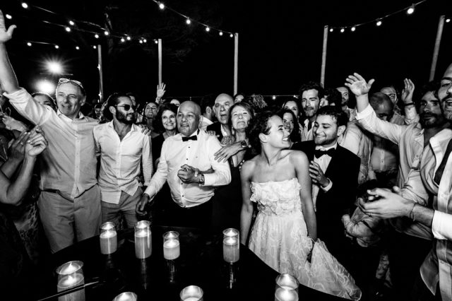 Le marié célèbre joyeusement son mariage avec ses amis lors de la réception nocturne en Provence