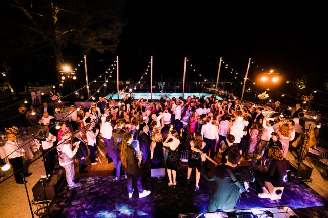 Vue globale de la piste de danse en plein air illuminée lors de la prestigieuse soirée de mariage à Antibes.