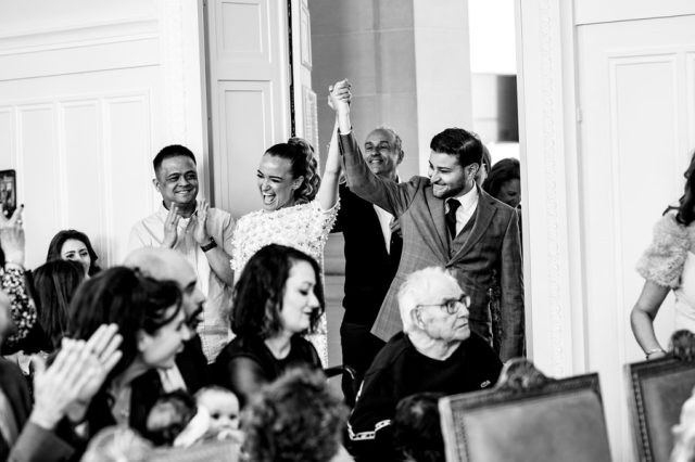 Entrée triomphale sous les applaudissements dans la salle des mariages de la mairie du 6e (Noir et Blanc).