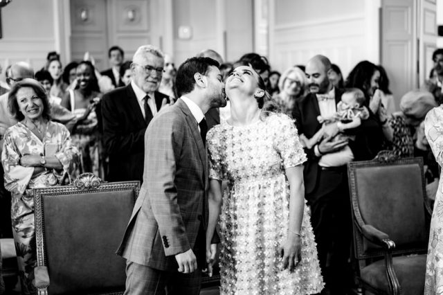 Le baiser des mariés clôturant la cérémonie officielle devant l'assemblée à la mairie du 6ème arrondissement.