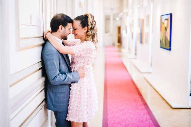 Portrait du couple de mariés dans les magnifiques couloirs républicains de l'Hôtel de Ville du 6ème à Paris.