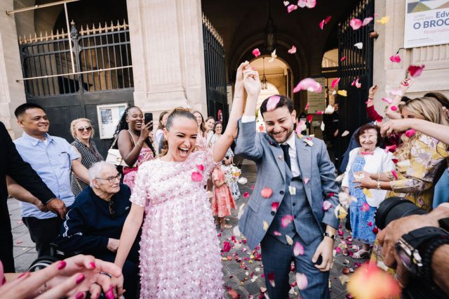 Sortie de mairie festive sous une pluie de confettis pour célébrer le mariage civil au cœur de Paris.