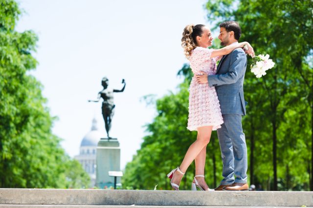 Le couple se regarde avec complicité devant les statues du Sénat après leur mariage civil.