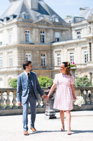 Les jeunes mariés se promènent devant la façade majestueuse du Palais du Luxembourg.