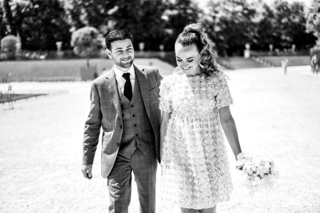 Photographie en noir et blanc du couple marchant avec assurance dans un parc du 6ème arrondissement.